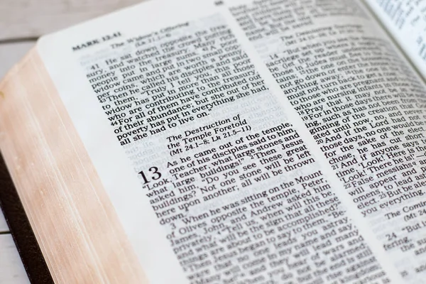 Kudüs kehanetindeki tapınağın yok edilmesi, İncil 'deki İncil' deki yeni ayetler, açık bir İncil 'de. Yakın çekim..