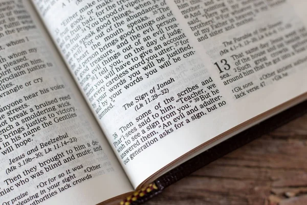 Segno Giona Profeta Versi Aperto Sacra Bibbia Libro Una Tavola — Foto Stock