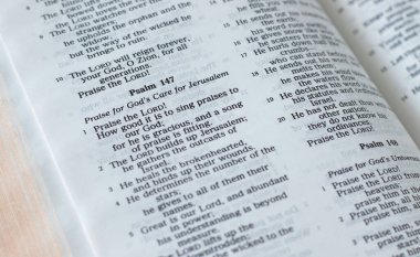 Kutsal Kitap 'ta 147 ayet (ayet), yakın plan. Tanrı 'nın Kudüs' e olan ilgisine şükredin, Hristiyan İncil kavramı.