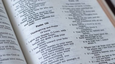 Kutsal Kitap 'ta 138 ayet var. Yakın plan. Şükran Günü ve Tanrı 'ya şükranlarımızı sunuyoruz..