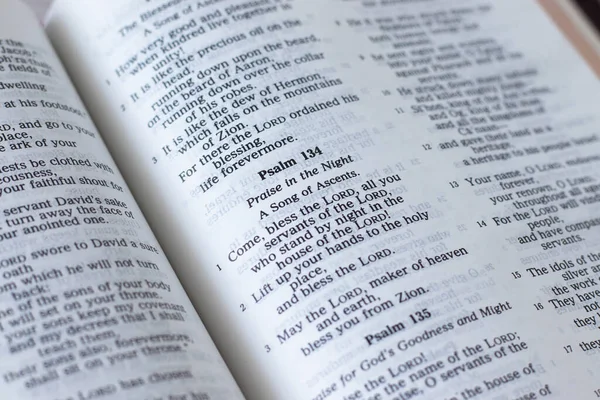 Psalm 134 Werset Otwartej Biblii Zbliżenie Chrześcijańska Biblijna Koncepcja Uwielbienia — Zdjęcie stockowe