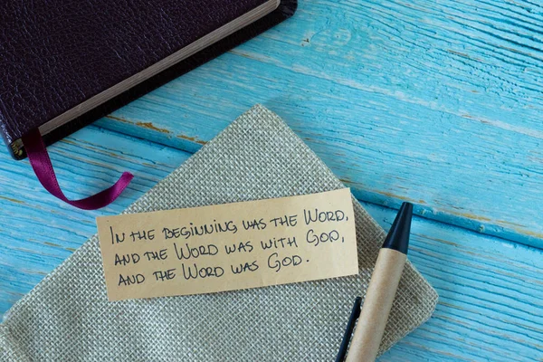 Handskriven Biblisk Text Lapp Med Penna Och Stängd Bibeln Bok — Stockfoto