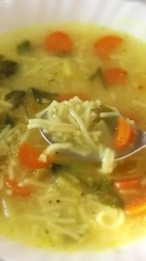 Kasede sebze çorbası. Dikey video. Sağlıklı kış ve sonbahar yemeği, bitkisel gıda konsepti. Yakın çekim..