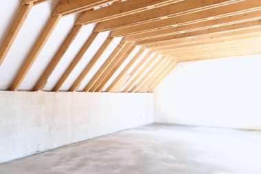 Tavan arası iç mimarisi. Tamamlanmamış özel konut. Ahşap Çerçeve İnşaatı.