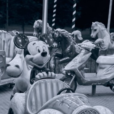 Mickey Mouse Atlıkarınca. Siyah beyaz fotoğraf.
