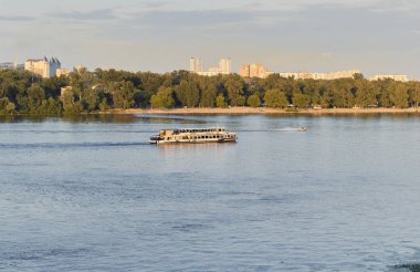Kyiv şehrindeki Dinyeper nehrinin manzarası ve bir gemi..