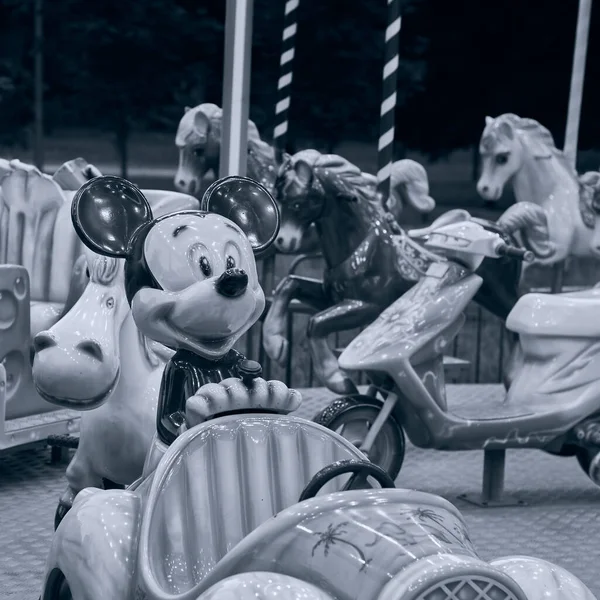 Mickey Mouse Atlıkarınca. Siyah beyaz fotoğraf.