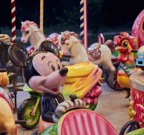 Mickey Mouse Atlıkarınca. Mickey Fare Cazibesi.