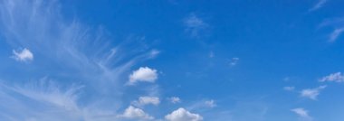 Güzel mavi gökyüzü ve beyaz bulutlar. Mavi gökyüzündeki bulutlar.