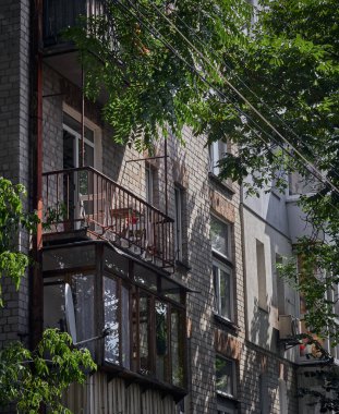 Yüksek katlı balkon ve ağaçlar.
