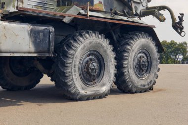 The big wheels are lowered from the big vehicle of the car.