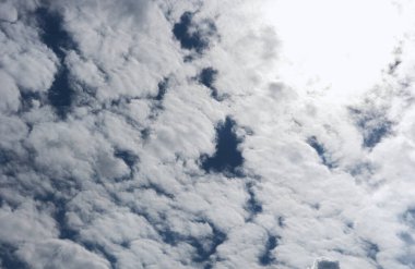 Güzel mavi gökyüzü ve beyaz bulutlar. Mavi gökyüzündeki bulutlar. 