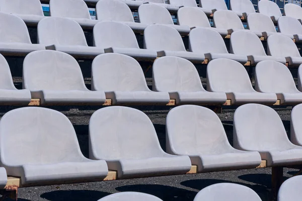 Stadyum tribünleri koltuğu. Paslı plastik stadyum koltuğu.