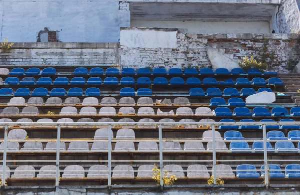 白と青のプラスチックシートと古いスタジアムの表彰台 — ストック写真