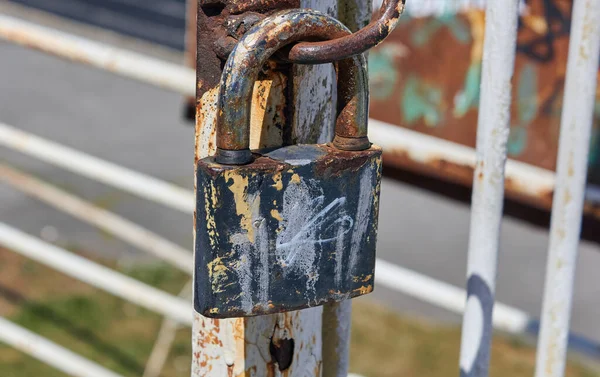 Rostiges Altes Vorhängeschloss Nahaufnahme Von Verschlossenem Metalltor — Stockfoto