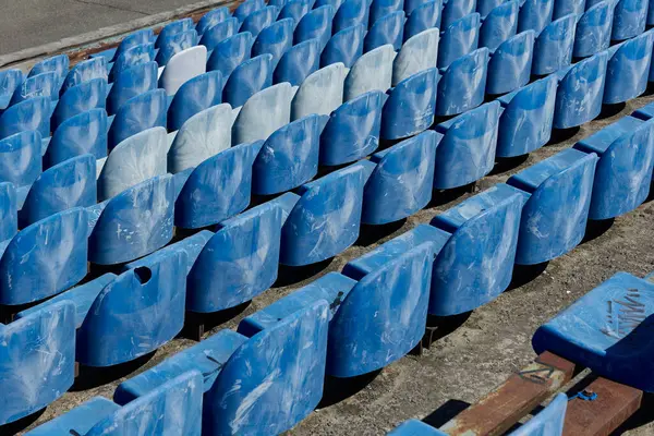 スタジアムのグランドスタンド席の行 錆びたプラスチックブルーとホワイトのスタジアムシート 旧競技場の青い椅子 — ストック写真