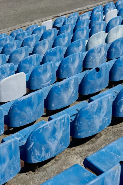 スタジアムのグランドスタンド席の行 錆びたプラスチックブルーとホワイトのスタジアムシート 旧競技場の青い椅子 — ストック写真