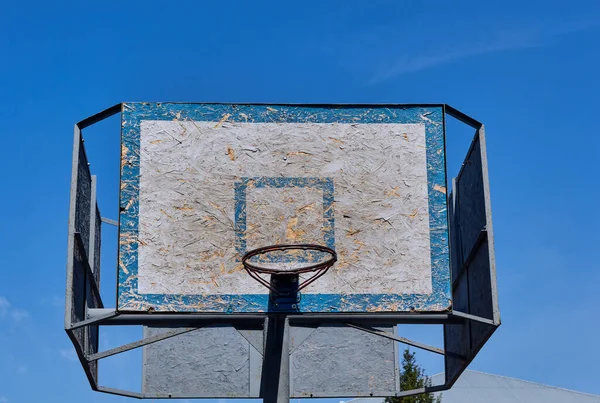 Stará Stará Basketbalová Deska Obruč Basketbal Obruč Pozadí Modré Oblohy — Stock fotografie