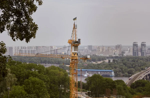 キエフのホロドモール博物館の建設 キエフとドニエプル川の美しい街の風景を見下ろす大きなクレーン 永遠の栄光の園 展望台からの写真 — ストック写真