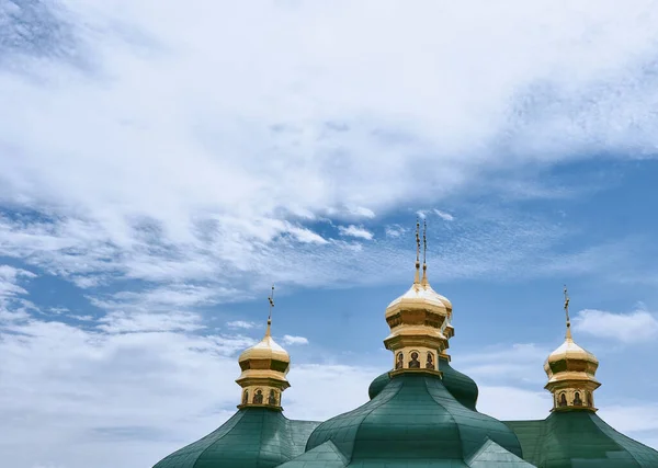 Cúpulas Verdes Doradas Iglesia Sobre Fondo Del Cielo — Foto de Stock