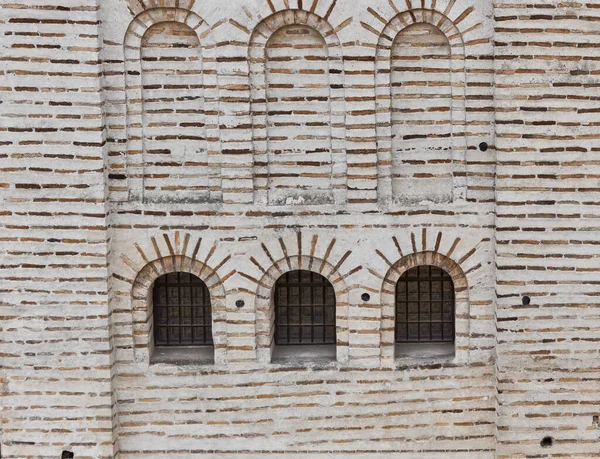 Alte Steinmauer Mit Drei Fenstern Die Schönheit Des Alten Gebäudes — Stockfoto