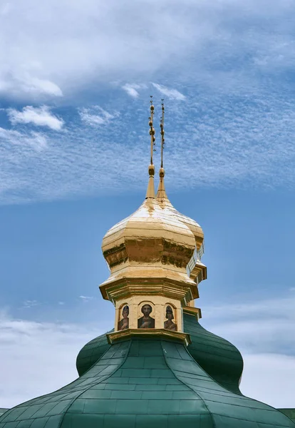 空を背景に教会の黄金の緑のドーム — ストック写真