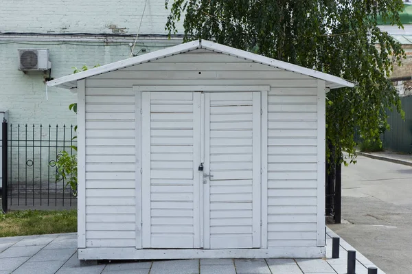 Biały Garaż Zamkniętymi Drzwiami — Zdjęcie stockowe