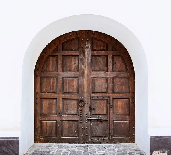 Starożytne Piękne Drzwi Bramy Biała Ściana — Zdjęcie stockowe