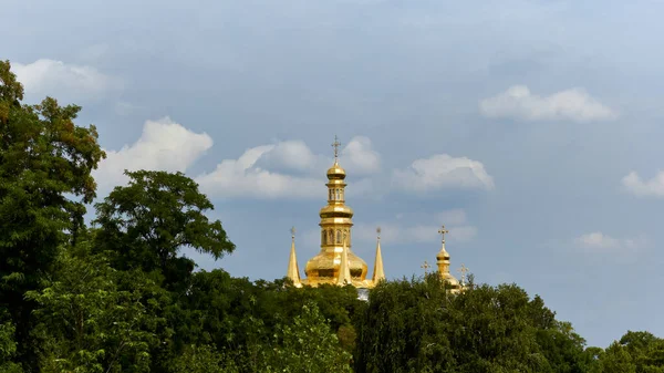 Cúpulas Iglesia Pechersk Lavra Kiev Belleza Los Árboles Cielo Verano — Foto de Stock