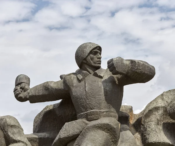 Sculpture Soldier Throws Grenade — Zdjęcie stockowe