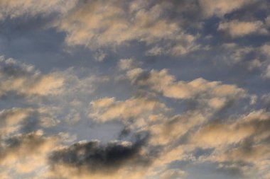 Güzel mavi gökyüzü ve güzel beyaz bulutlar.