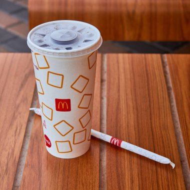 McDonald 's' da soğuk Coca-Cola içeceğiz..
