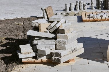 Asma kat. Gri beton döşeme döşemeleri. İnşaat Alanı.