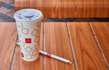 McDonald 's' da soğuk Coca-Cola içeceğiz..