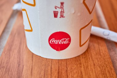 McDonald 's' da soğuk Coca-Cola içeceğiz..