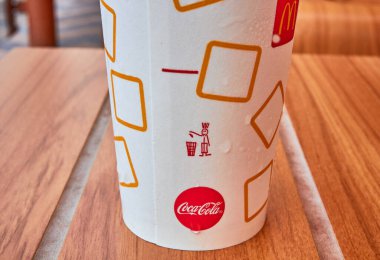 McDonald 's' da soğuk Coca-Cola içeceğiz..