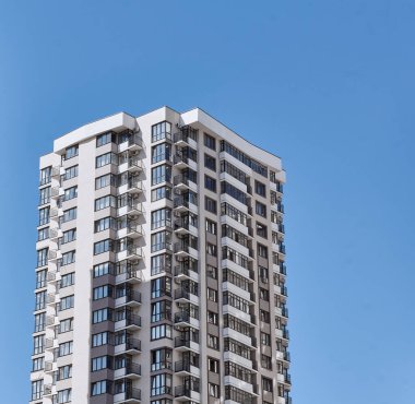 Gökyüzünün arka planında modern beton binalar var.. 