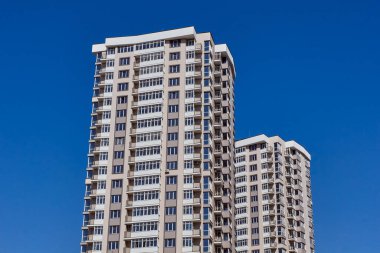 Gökyüzünün arka planında modern beton binalar var.. 