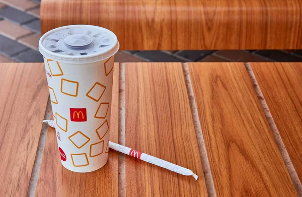 McDonald 's' da soğuk Coca-Cola içeceğiz..