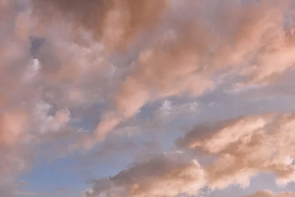 Hermoso Cielo Noche Tonos Naranja Cielo Azul Nubes Blancas Con —  Fotos de Stock