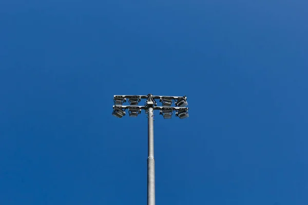 Iluminação Para Estádio Fundo Céu Azul Nuvens Brancas Pilar Com — Fotografia de Stock