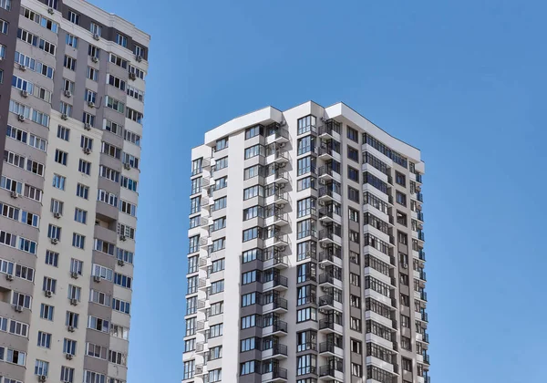 Moderne Nieuwe Residentiële Betonnen Hoogbouw Een Achtergrond Van Lucht — Stockfoto