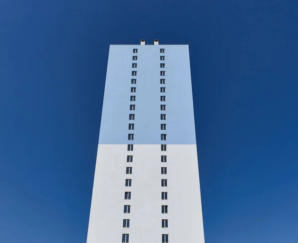 Nowoczesny Nowy Mieszkalny Betonowy Wieżowiec Tle Niebo Widok Przodu Część — Zdjęcie stockowe