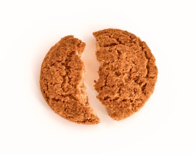 Kırık yulaflı kurabiye beyaz arka planda izole edilmiş. Yukarıdan görüntüle. 