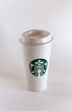 Beyaz arka planda Starbucks imzalı kağıt bardak. Kahve..
