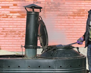 Doğada yemek pişirmek için mutfak. Tuğla arka planı. 