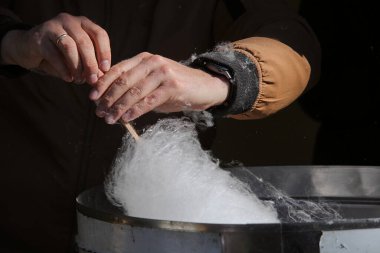 Pamuk helva ve erkek eli. Beyaz pamuk helva üretimi. 