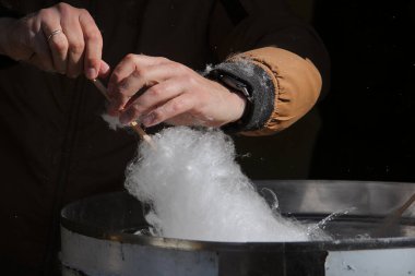 Pamuk helva ve erkek eli. Beyaz pamuk helva üretimi. 