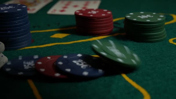 Μάρκες πόκερ πέφτουν στο πράσινο τραπέζι για το στοίχημα, — Αρχείο Βίντεο