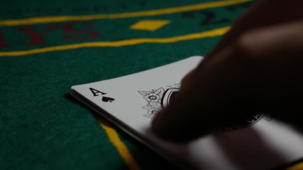 Real al ras de la mano de póquer que se muestra desplegado — Vídeo de stock